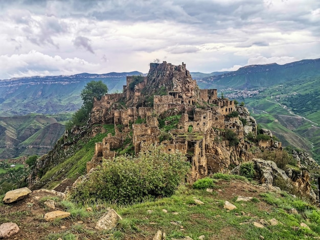Village de Gamsutl dans les montagnes du Caucase Vieux bâtiments en pierre au sommet d'une falaise Daghestan Russie juin 2021