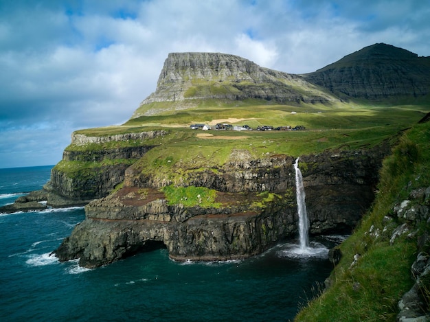 Photo village de gasadalur et sa cascade emblématique, vagar, îles féroé, danemark