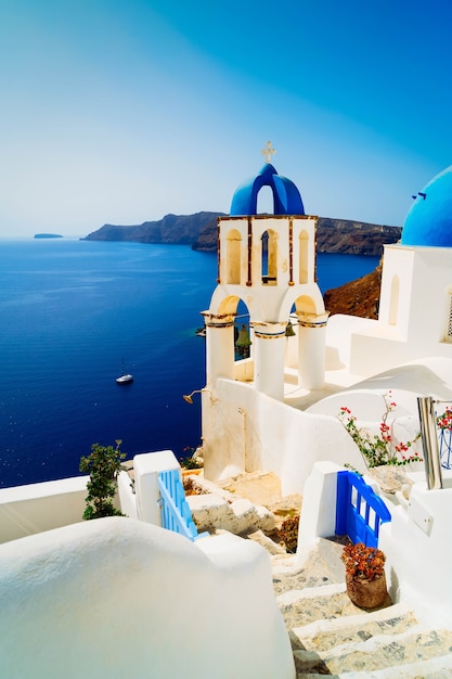 Village grec traditionnel Oia de Santorin, avec escaliers et dôme bleu, Grèce, tonique