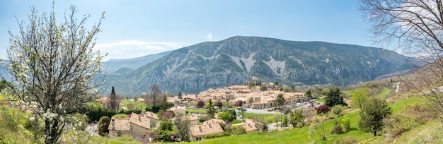 Le village de Greolieres sur plateau parmi les montagnes en France point de vue panoramique