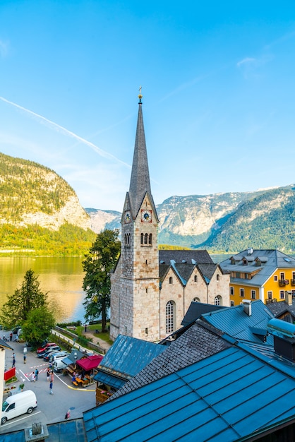 Village de Hallstatt sur le lac Hallstatter dans les Alpes autrichiennes