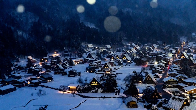 Village en hiver avec de la neige