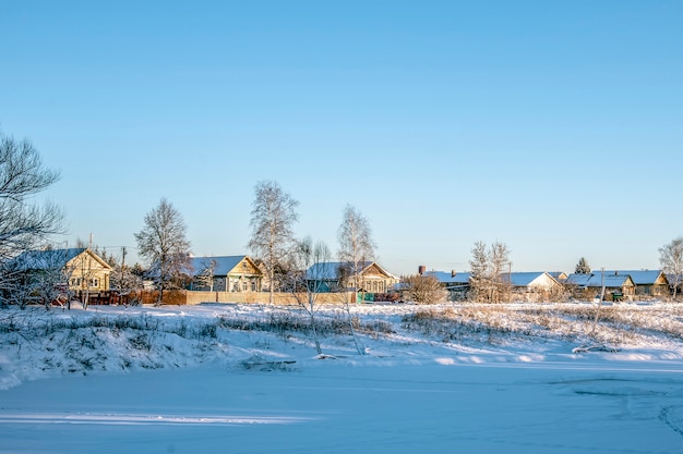 Village d'hiver russe, neige, soleil, la partie centrale de la Russie