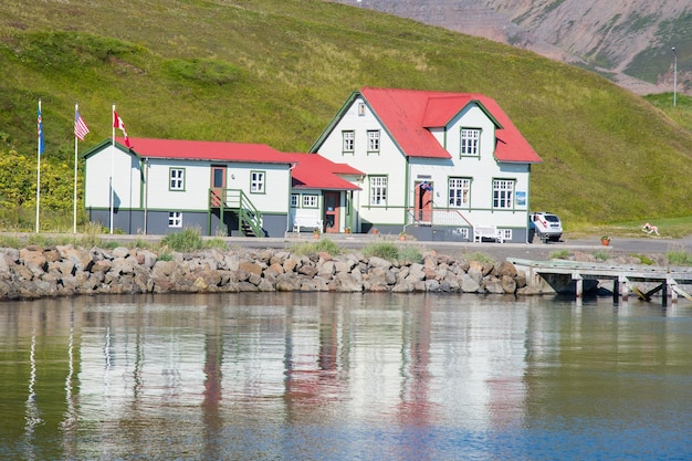 Village de Hofsos dans le nord de l'Islande un jour d'été