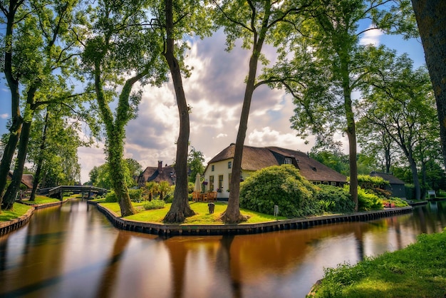 Village hollandais typique de Giethoorn aux Pays-Bas