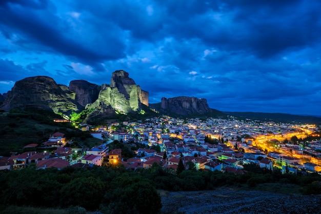 Village de Kalambaka dans la célèbre destination touristique Meteora en Grèce dans la nuit