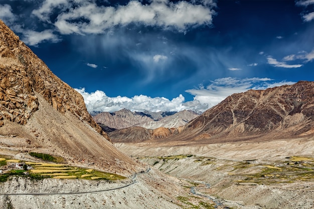 Village de Kardung dans l'Himalaya