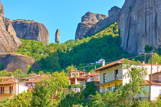 Village de Kastraki au pied des rochers des Météores, Thessalie, Grèce