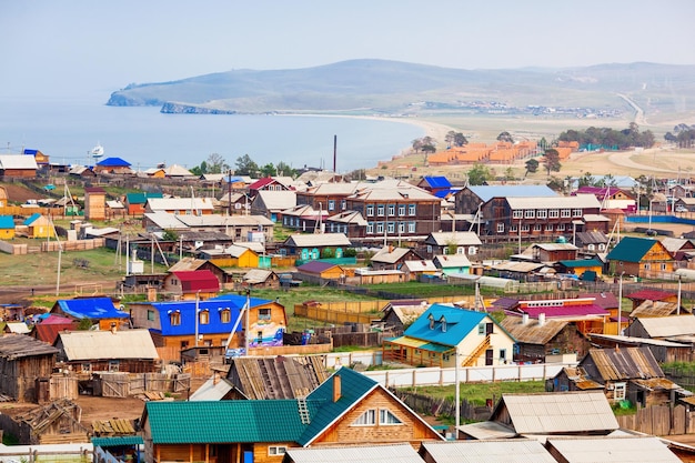 Photo village de khuzhir sur l'île d'olkhone. khuzhir situé près du lac baïkal en sibérie, en russie.