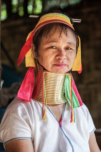 VILLAGE DE LONGNECK, THALANDE - 01 NOVEMBRE 2014 : femme non identifiée du village de tribu de long cou.