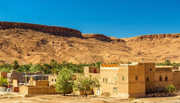 Photo un village avec des maisons de kasbah traditionnelles dans la vallée de ziz au maroc