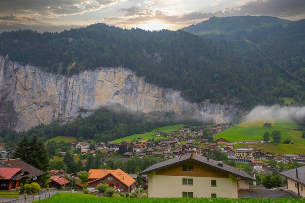 Photo un village avec des maisons et des montagnes en arrière-plan