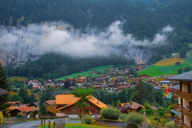 Photo un village avec des maisons et des montagnes en arrière-plan