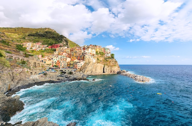 Village de Manarola en journée ensoleillée Cinque Terre Italie Europe