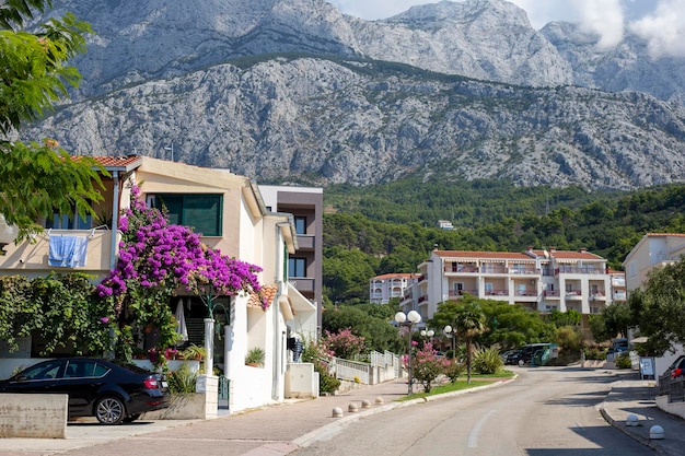 Village méditerranéen Tucepi dans les montagnes en Croatie