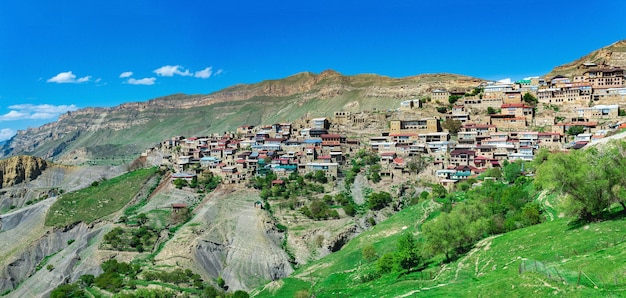 Village de montagne antique Chokh au-dessus de la vallée rocheuse au Daghestan
