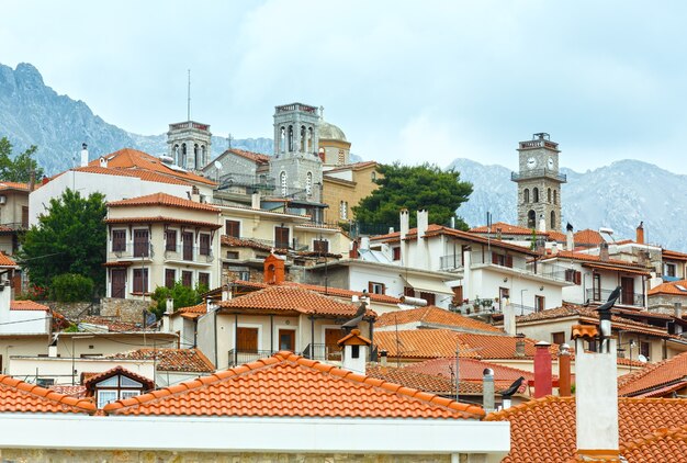 Village de montagne Arachova, construit sur les pentes du mont Parnasse Grèce