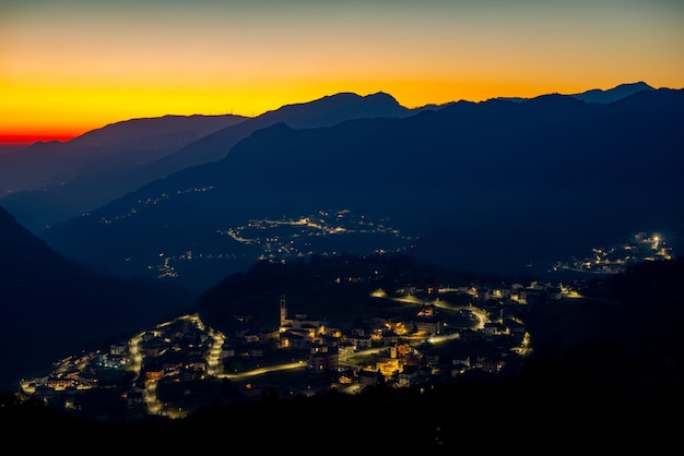 Village de montagne au coucher du soleil