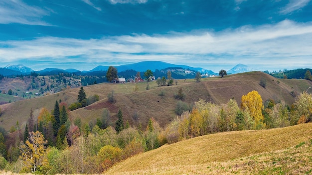 Village de montagne d'automne