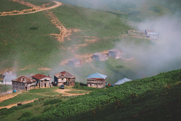 Village de montagne brumeux au coucher du soleil