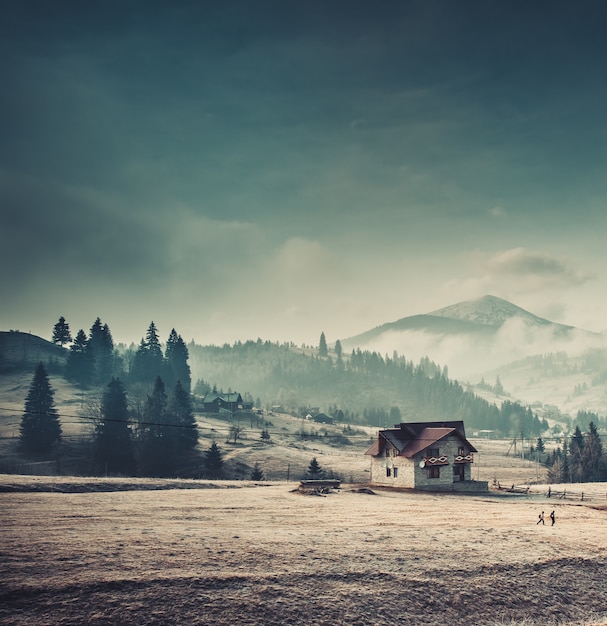 Village de montagne dans un jour brumeux