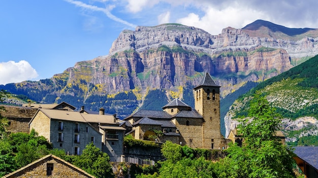 Photo village de montagne dans la vallée d'ordesa des pyrénées espagnoles appelé torla