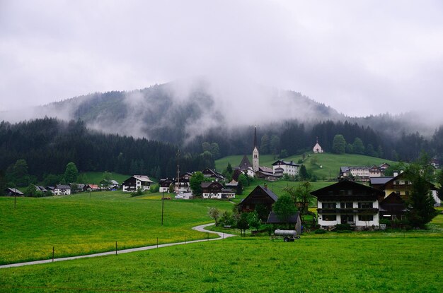 Village avec montagnes et pluie