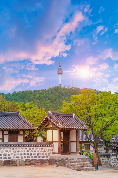 Photo le village de namsangol hanok et la tour de séoul à l'automne à séoul, en corée du sud