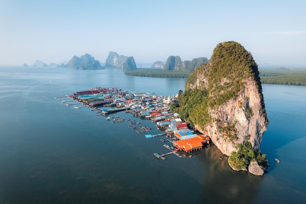 Photo village de pêcheurs au milieu de la mer koh panyee