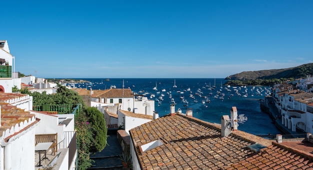 Village de pêcheurs avec bateaux ancrés dans la baie