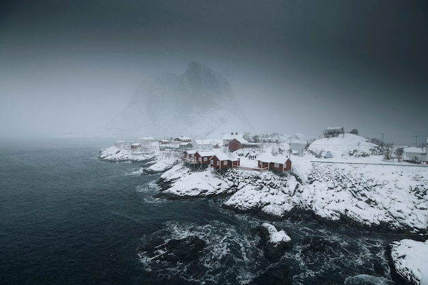 Village de pêcheurs enneigé sur l'île de Moskenesøya, Norvège