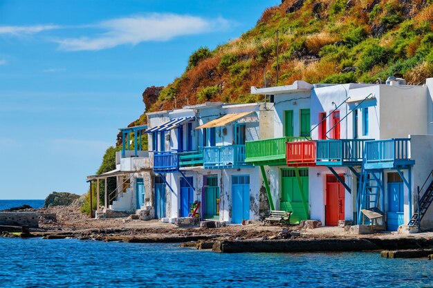 Village de pêcheurs grec klima sur l'île de milos en grèce