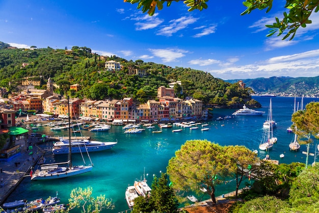 Village de pêcheurs italien et complexe de vacances de luxe en Ligurie