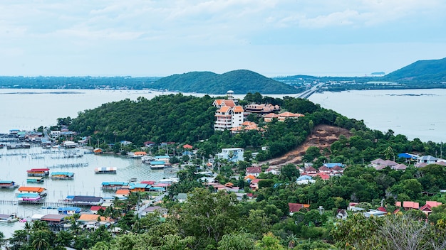 Village de pêcheurs. Pak Nam Chumphon. Vue depuis le point de vue de Khao (colline) Matsee dans la province de Chumphon.