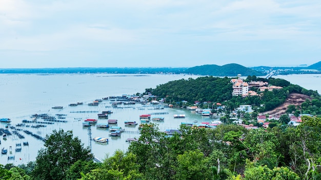 Photo village de pêcheurs. pak nam chumphon. vue depuis le point de vue de khao (colline) matsee dans la province de chumphon.