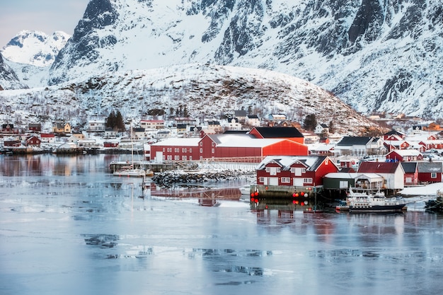 Village De Pêcheurs De Reine Sur La Côte Gelée Avec Montagne Enneigée