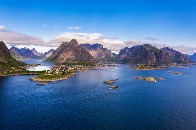 Village de pêcheurs de reine entouré de hautes montagnes sur les îles Lofoten