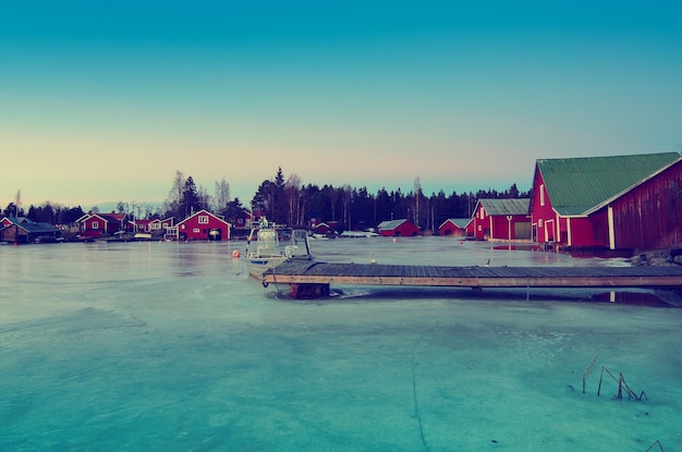 Village de pêcheurs en Suède en hiver après le coucher du soleil - fond scandinave saisonnier d'hiver