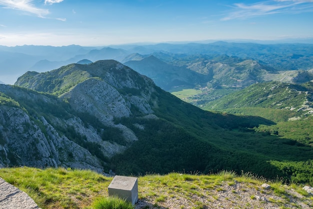 Le village pittoresque est situé au milieu des montagnes dans les rayons du coucher du soleil