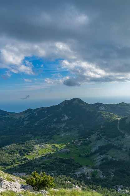 Le village pittoresque est situé au milieu des montagnes dans les rayons du coucher du soleil