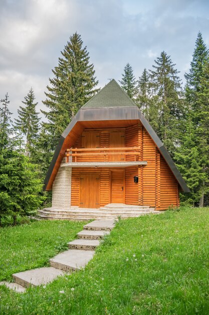 Le village pittoresque est situé dans une forêt de conifères.