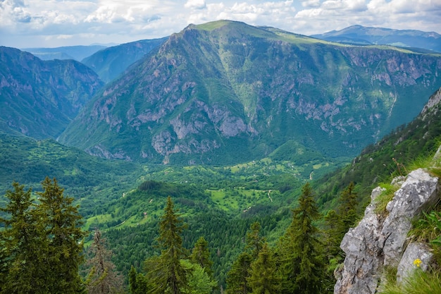 Le village pittoresque est situé parmi le profond canyon