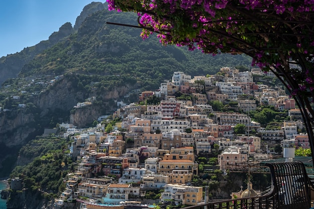 Village de Positano dans les montagnes côtières ou vue sur la côte Positano est un village sur la côte amalfitaine Salerne Campanie