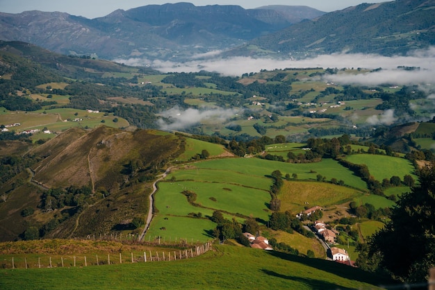 Village et route dans la vallée des montagnes. Pyrénées. Paysage du Camino de Santiago. . photo de haute qualité