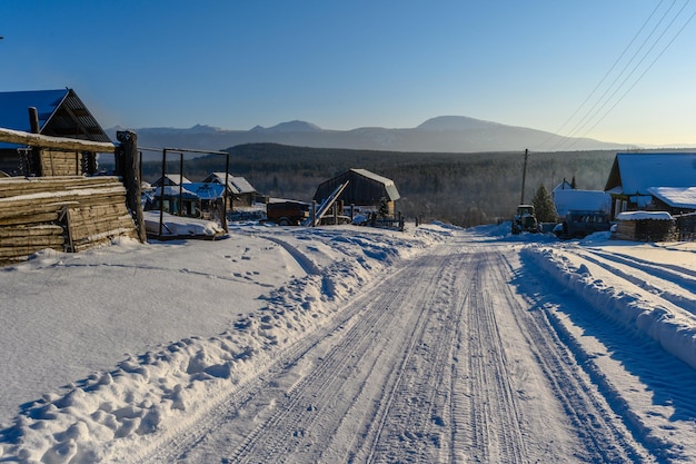 Un village russe enneigé en hiver dans les montagnes de l'Oural en Russie