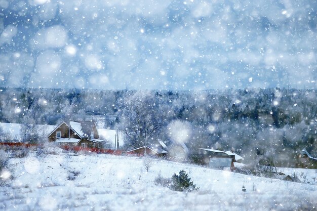 Village russe en hiver, paysage en janvier chutes de neige, maisons de village