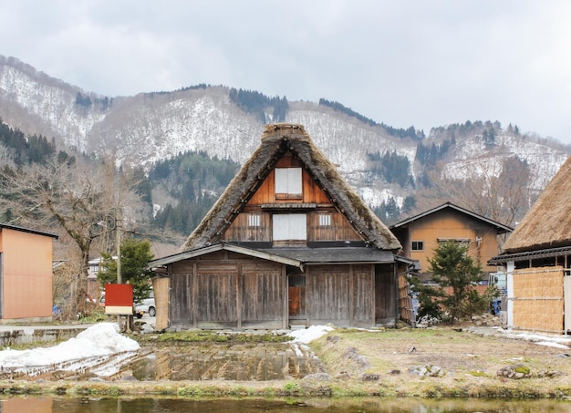 Village shirakawago au japon en hiver