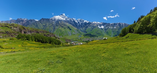 Village sur les sommets enneigés des montagnes Contexte Dans le district de Kazbegi MilitaryGeorgian road