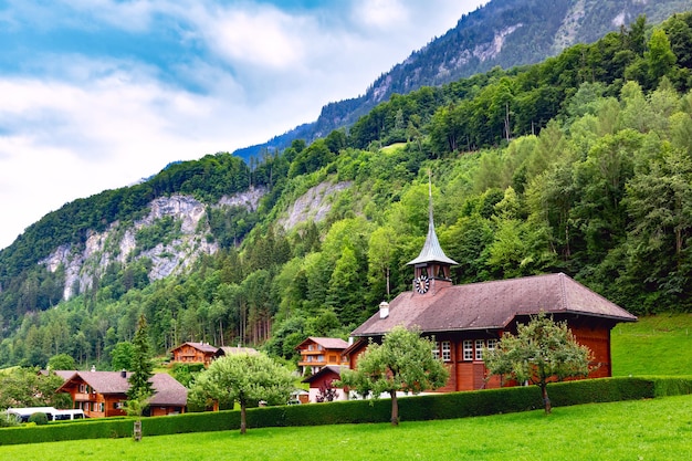 Village suisse Iseltwald avec église traditionnelle en bois sur la rive sud du lac de Brienz, Suisse