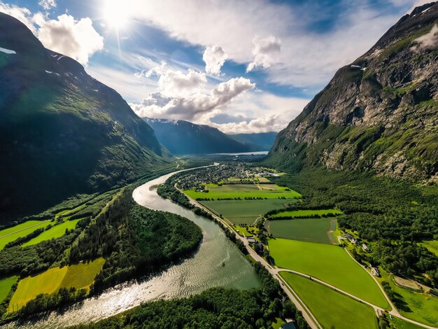 Le village de Sunndalsora se trouve à l'embouchure de la rivière Driva au début du Sunndalsfjorden. Belle Nature Norvège paysage naturel.